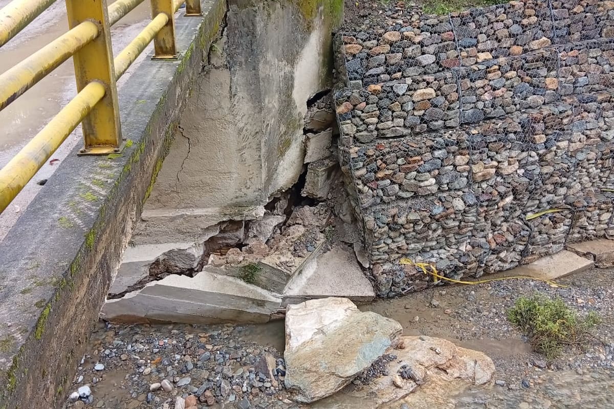 Puente en la vía San Joaquín - Onzaga tiene serias fallas estructurales.
