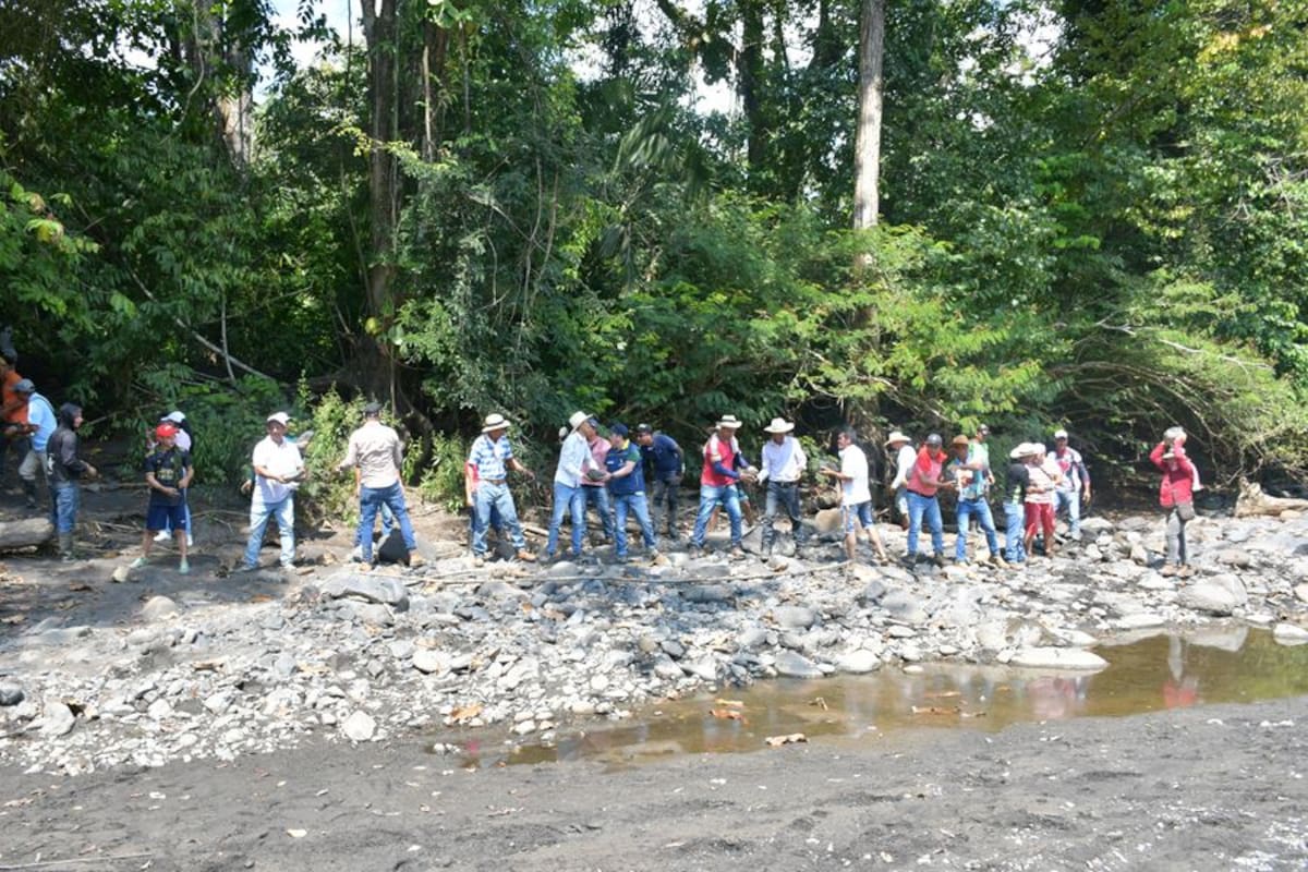 Proceso de construcción e inauguración del puente sobre el río Quiratá.