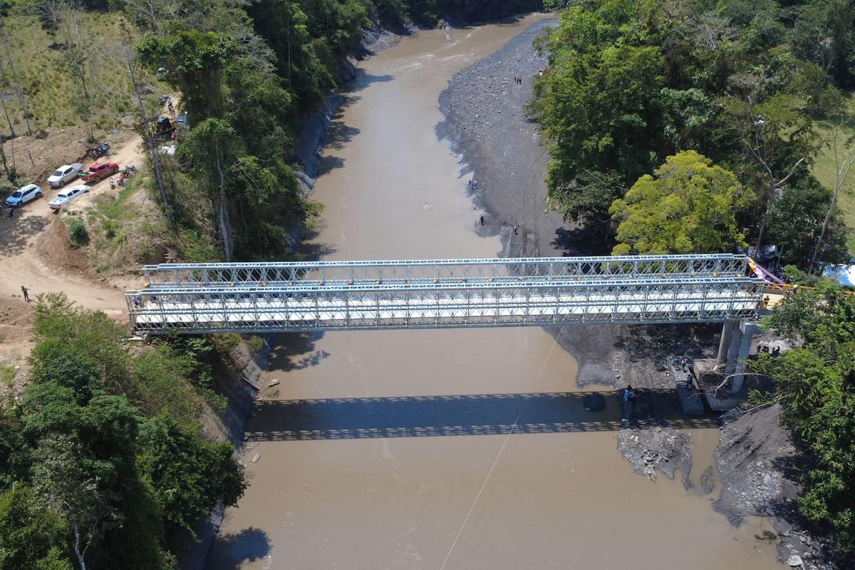 Proceso de construcción e inauguración del puente sobre el río Quiratá.