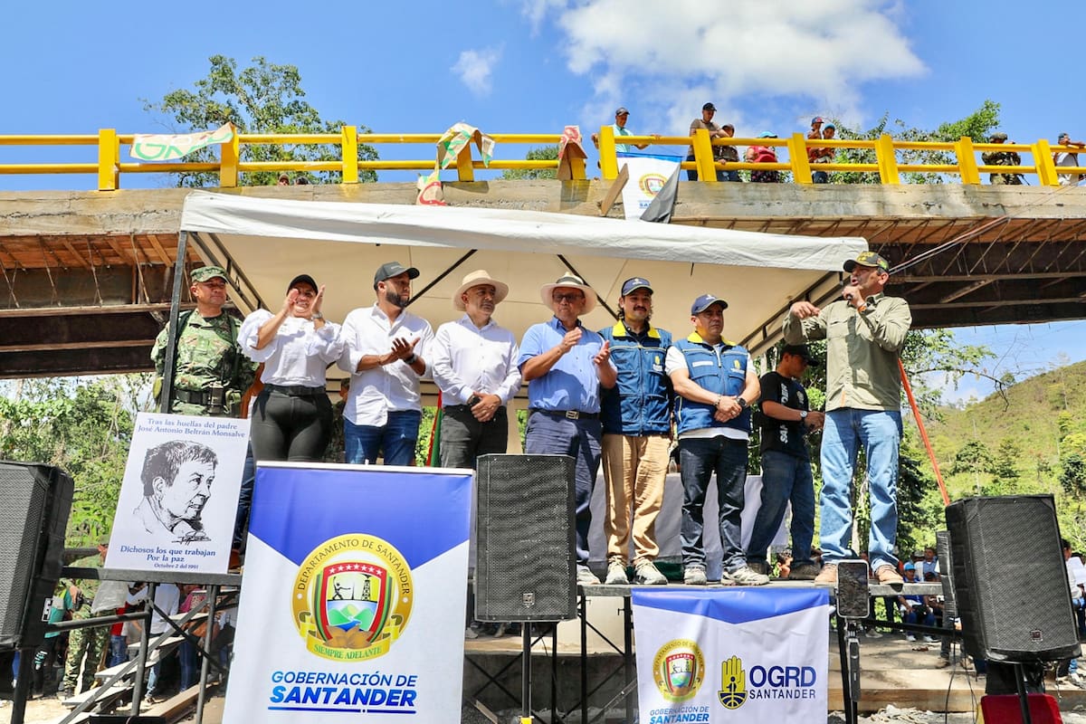 Proceso de construcción e inauguración del puente sobre el río Quiratá.