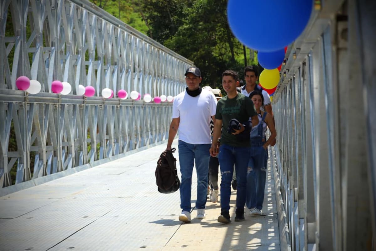 Proceso de construcción e inauguración del puente sobre el río Quiratá.