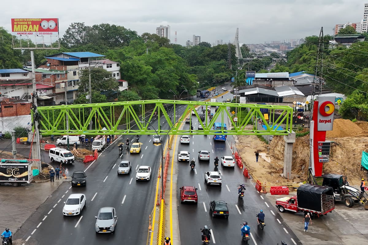 El puente peatonal del tercer carril, de 35,9 metros y construido en acero estructural, fue instalado la noche del lunes entre las estaciones de servicio Aranzoque y Ruitoque. Foto: Camilo Bernal Buitrago