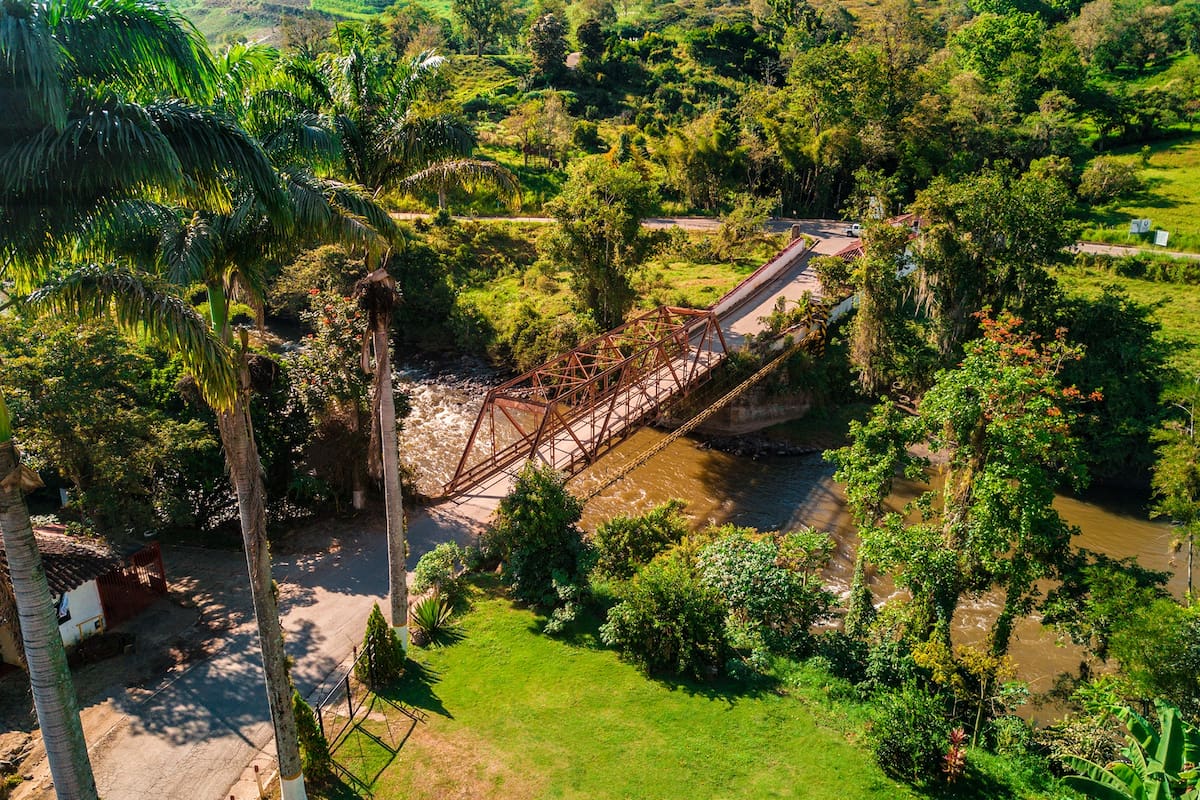 El puente es la principal vía de acceso al municipio, permitiendo el paso sobre el río Fonce.
