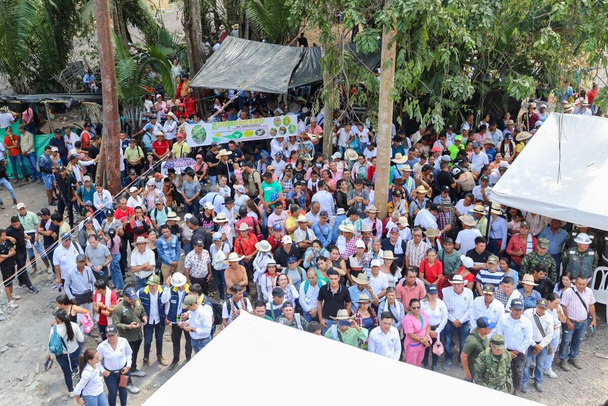 El puente conecta a habitantes de zonas rurales de cuatro municipios .
