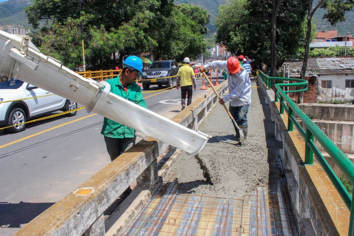 La Administración Municipal adelanta la recuperación de uno de los puentes más representativos de Girón, construido hace unos 20 de años. (Foto: Suministrada / VANGUARDIA LIBERAL)