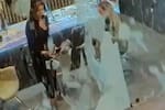 Video: una puerta de cristal estalla en las manos de una empleada de spa en Texas