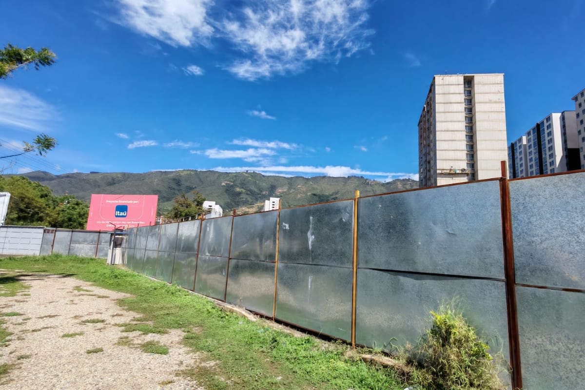 Las torres de Puerta de Oro lucen terminadas por fuera, pero no tienen agua ni zonas comunes. Los compradores aseguran que hace más de un año no ven trabajadores en la obra. Foto: Marco Valencia/Vanguardia.