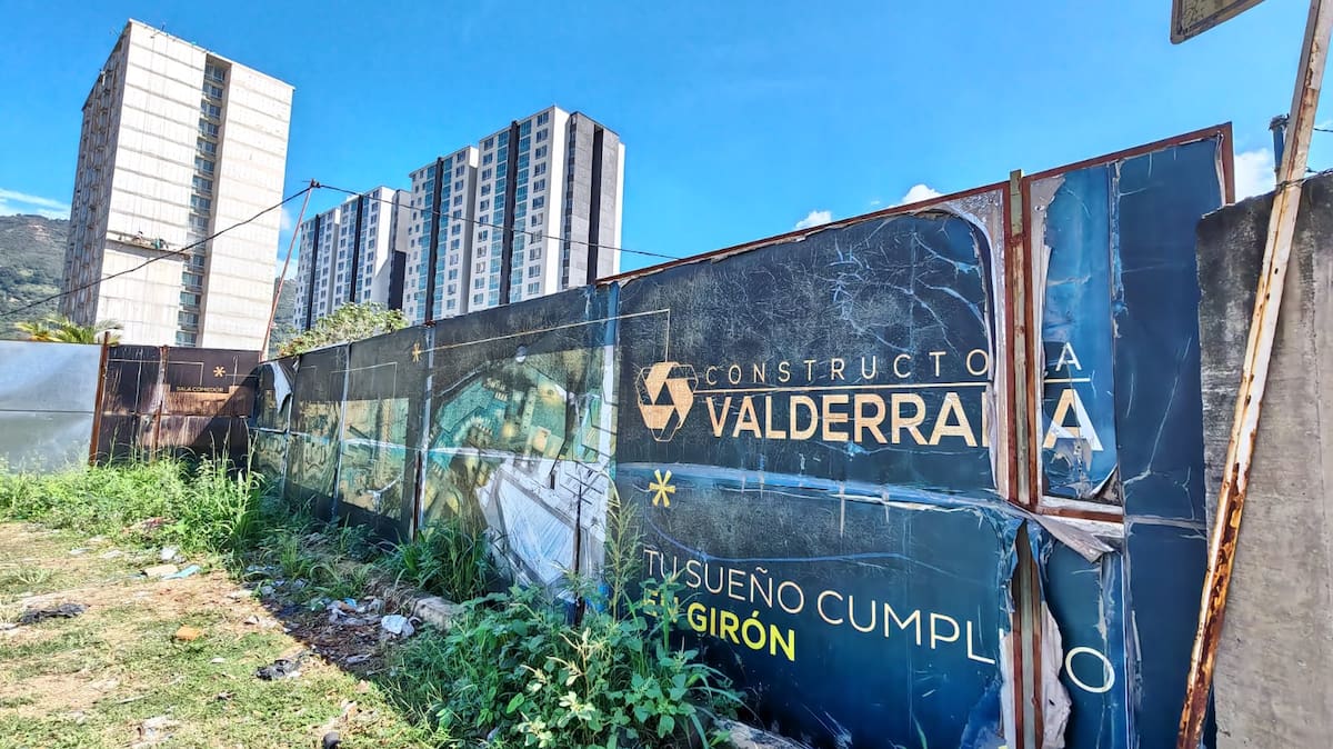 Siete años después de salir a la venta, Puerta de Oro luce terminado desde afuera. Cerca de 200 familias siguen esperando las llaves de los apartamentos que compraron sobre planos. Foto: Marco Valencia/Vanguardia.