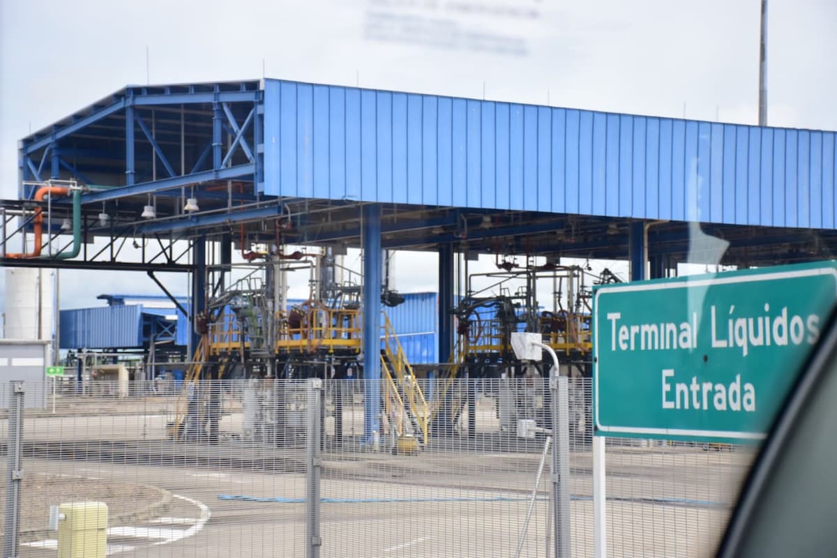 El ministro de Minas y Energía, Edwin Palma, visitó las instalaciones del antiguo puerto Impala en Barrancabermeja, el cual reanudará operaciones desde el próximo 1 de julio bajo el nombre de Puerto Voluntad.
Suministrada/Vanguardia