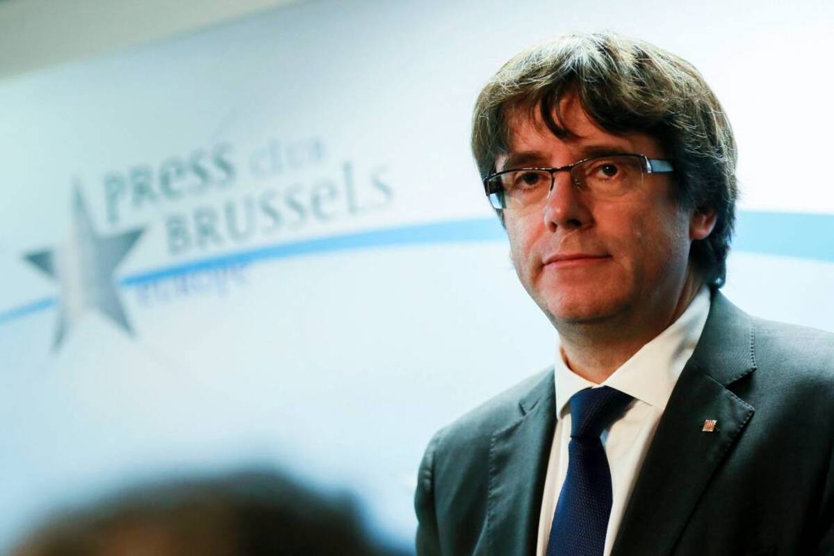 El expresidente de la Generalitat de Cataluña, Carles Puigdemont, durante la rueda de prensa que ofreció en el club de la prensa de Bruselas, Bélgica. (Foto: EFE / VANGUARDIA LIBERAL )