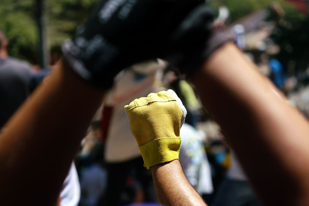 Cuando los puños se ponen en alto y los rescatistas piden silencio se abre un halo de esperanza de que haya sobrevivientes bajo los escombros. Foto: Jorge Orozco El País