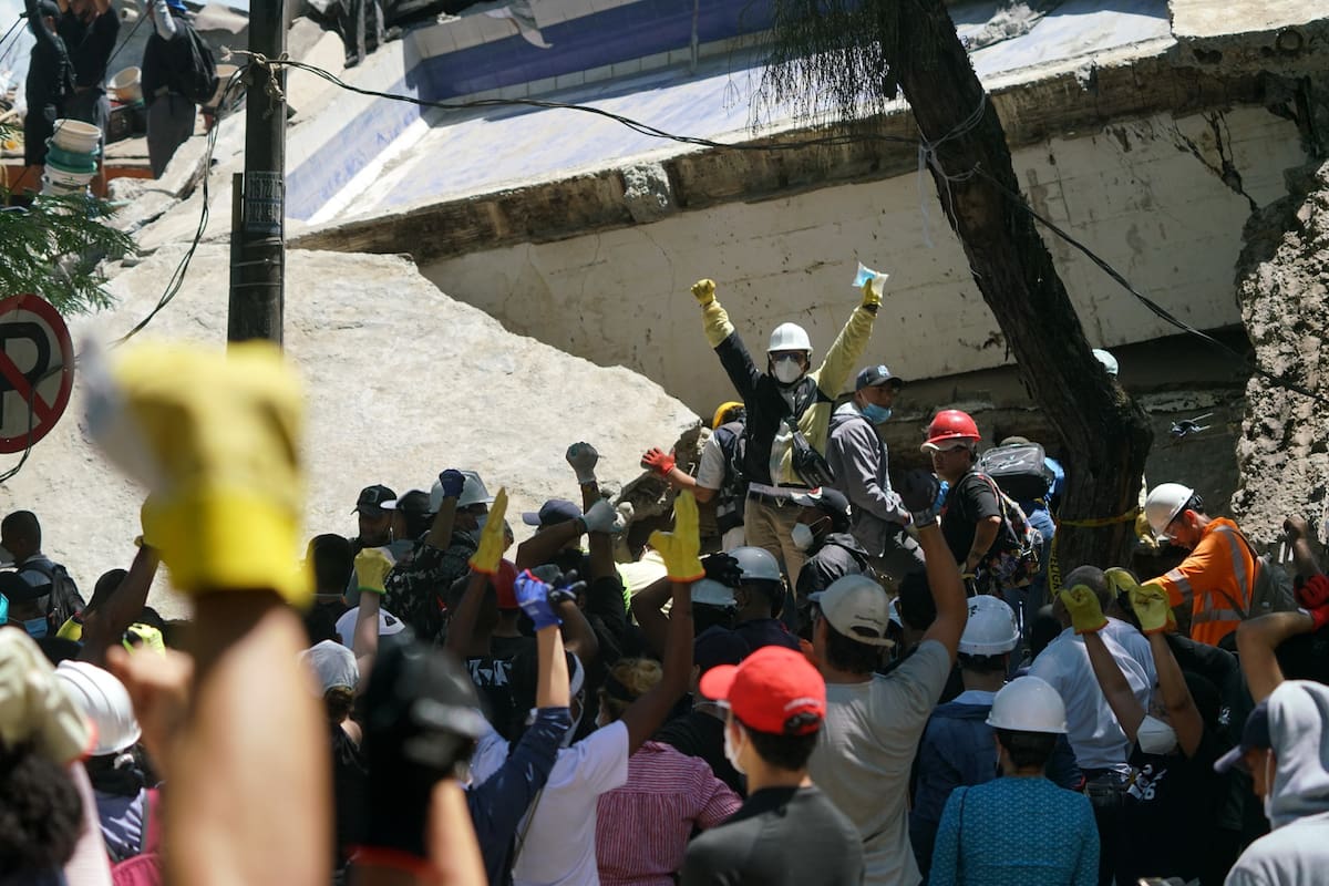 Cuando los puños se ponen en alto y los rescatistas piden silencio se abre un halo de esperanza de que haya sobrevivientes bajo los escombros. Foto: Jorge Orozco El País