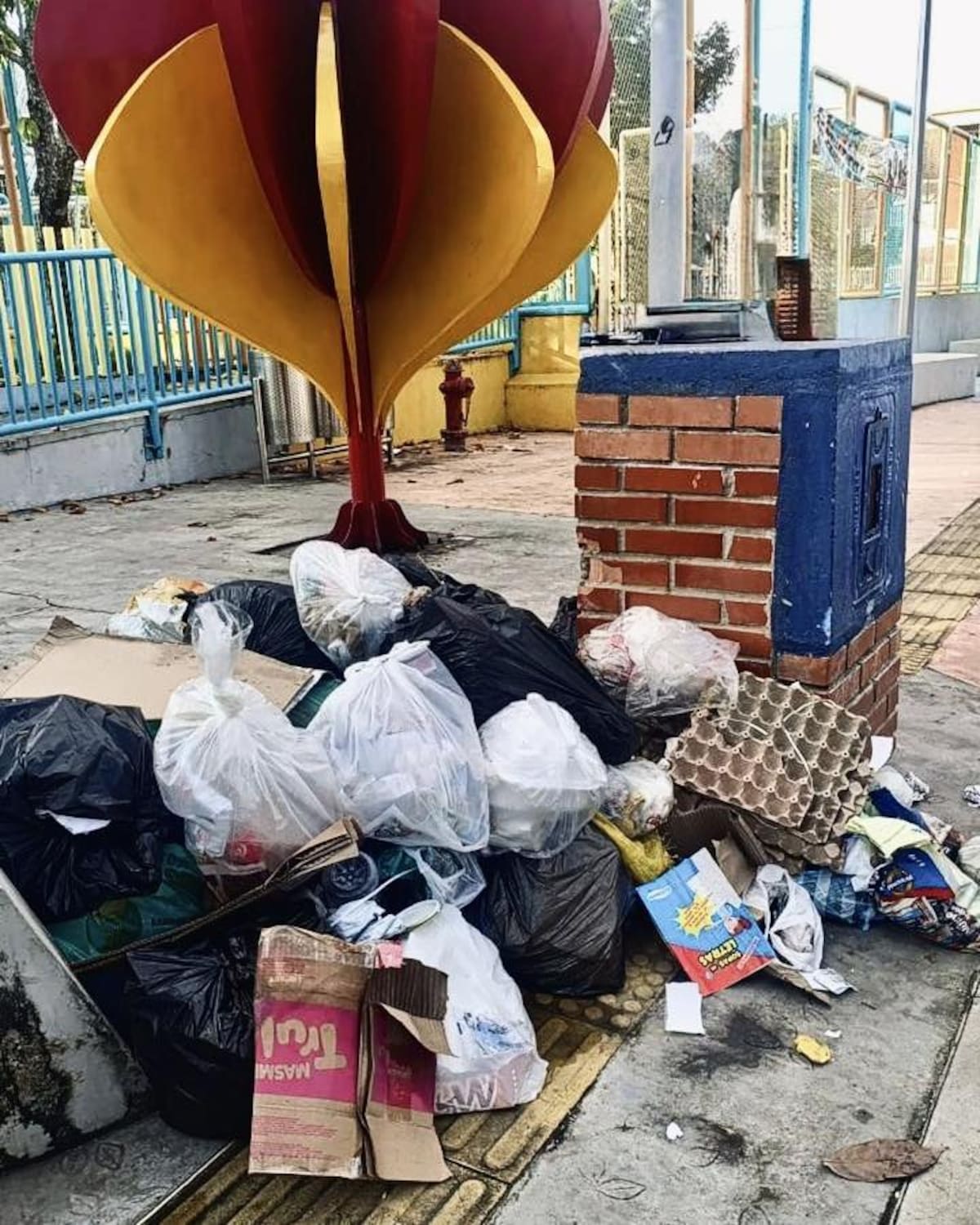 Durante un recorrido con la Policía Ambiental, funcionarios verificaron puntos de muestreo de agua en Barrancabermeja donde se evidenció disposición inadecuada de residuos sólidos en sus alrededores.
Suminstrada/Vanguardia