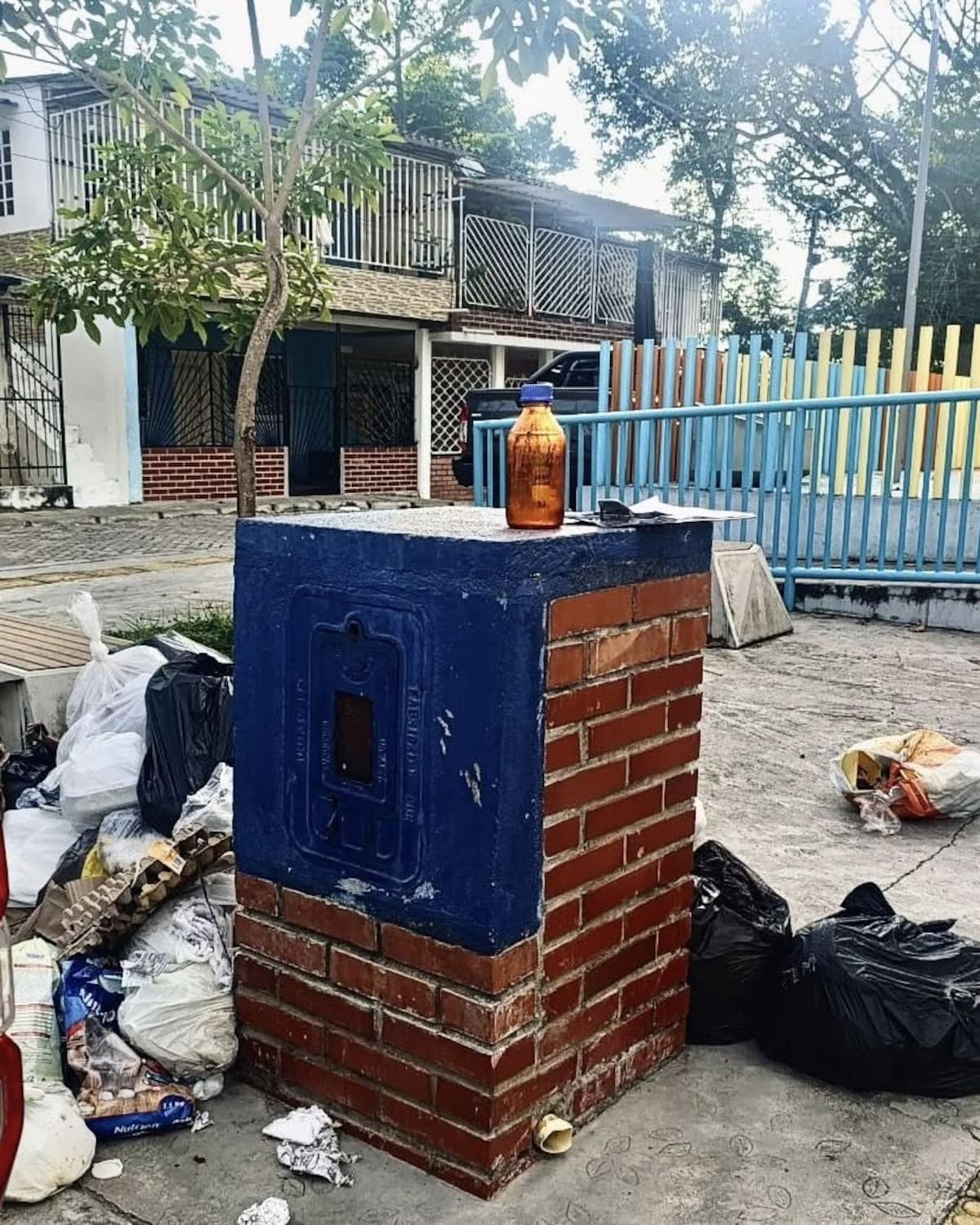 Durante un recorrido con la Policía Ambiental, funcionarios verificaron puntos de muestreo de agua en Barrancabermeja donde se evidenció disposición inadecuada de residuos sólidos en sus alrededores.
Suminstrada/Vanguardia