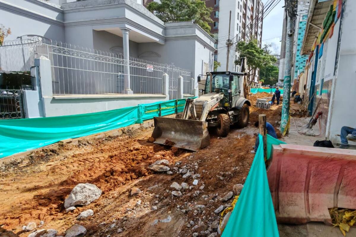Así se ve la calle 37, a la altura de la carrera 25. Casi tres meses después del comienzo de estas obras todavía se realizan movimientos de tierra. (Foto: Marco Valencia / VANGUARDIA)