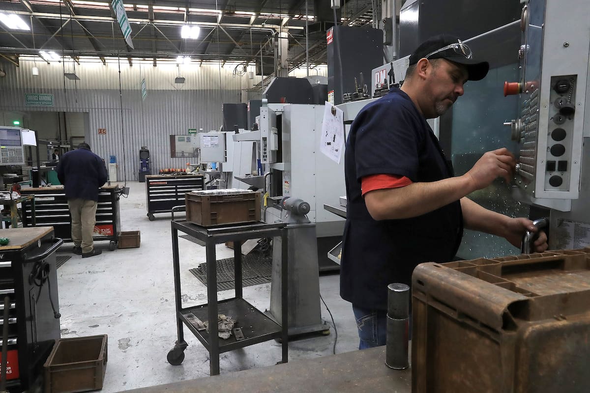 Fotografía del 2 de marzo de 2025 de un trabajador en una maquiladora, en Ciudad Juárez (México). EFE/VANGUARDIA