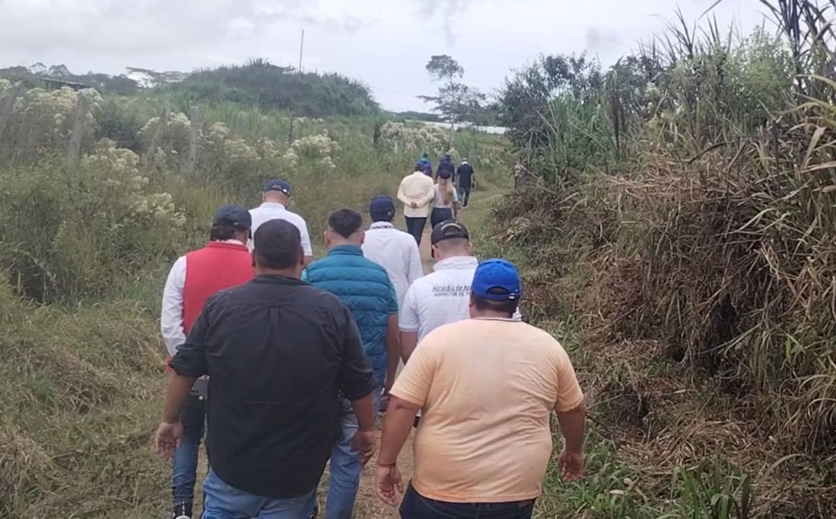 Durante l visita se hizo evidente la tensión existente entre las autoridades de Aratoca con los personeros de Cabrera, Barichara y Villanueva, por las quejas de contaminación y el uso del agua de la quebrada La Laja.