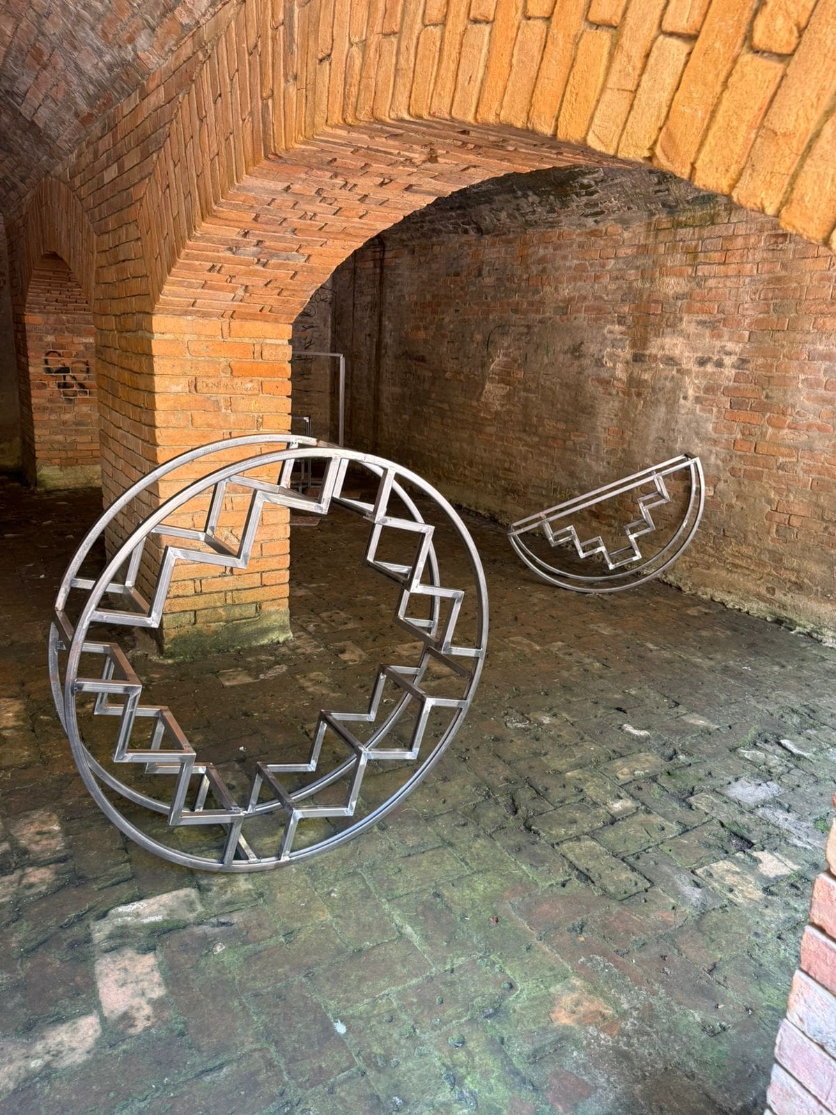 Las escaleras que no llevan a ningún lugar son un símbolo de la búsqueda interminable y los procesos que parecen no avanzar, de acuerdo con el artista Sebastián Gómez Vargas. / Fotografía por Bhrandon Jaimes