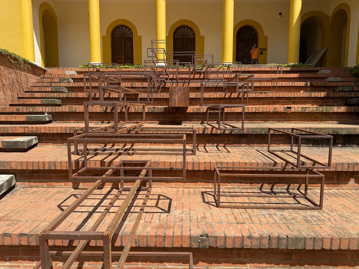 La instalación central de Quebrarlo todo refleja la ausencia de los desaparecidos y la búsqueda de quienes los esperan. / Fotografía por Bhrandon Jaimes.