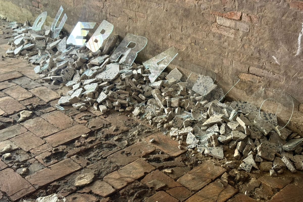 Quebrarlo todo: una exposición sobre ausencia, memoria y búsqueda por el artista santandereano Sebastián Gómez Vargas. / Fotografía por Bhrandon Jaimes.