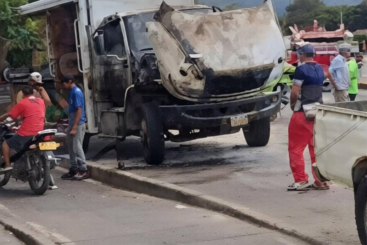 Queman camión repartidor en Norte de Santander: ataque estaría ligado a extorsión