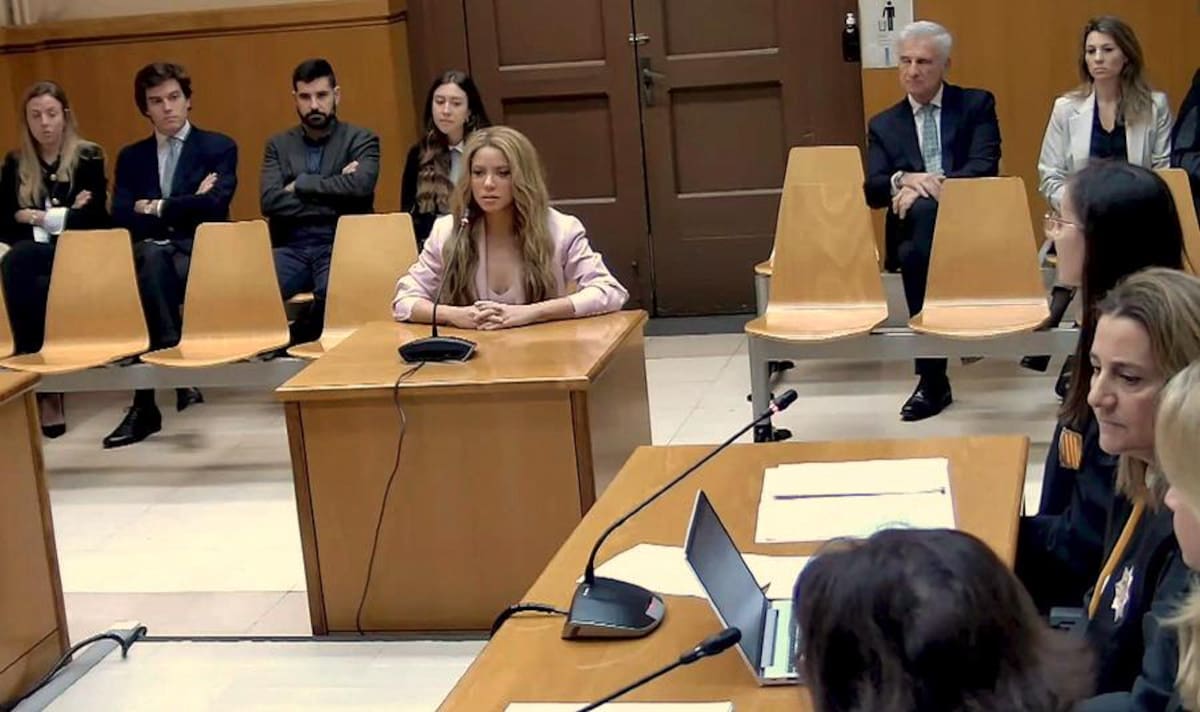 BARCELONA, 20/11/2023.- Captura de vídeo de la señal institucional del TSJC que muestra a la cantante Shakira en la Audiencia de Barcelona este lunes. La artista ha aceptado este lunes el pago de una multa millonaria a cambio de una rebaja de condena que evitará su entrada en prisión, tras admitir que defraudó 14,5 millones a Hacienda entre los años 2012 y 2014. EFE / VANGUARDIA