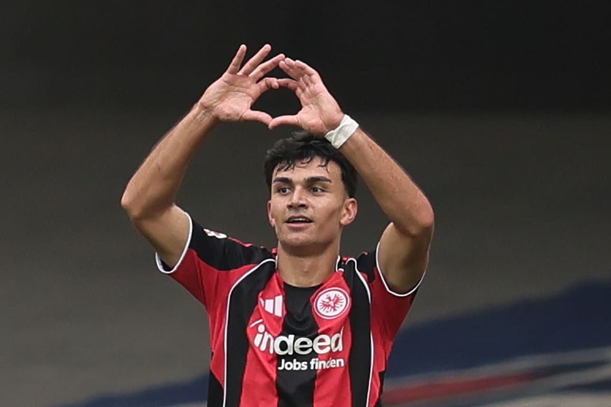 Fotografía de archivo del 23 de agosto de 2025 en la que se observa a Can Uzun, del Frankfurt, al celebrar tras marcar un gol durante el partido de fútbol de la Bundesliga alemana entre el Eintracht Frankfurt y el Werder Bremen en Frankfurt (Alemania). EFE/RONALD WITTEK