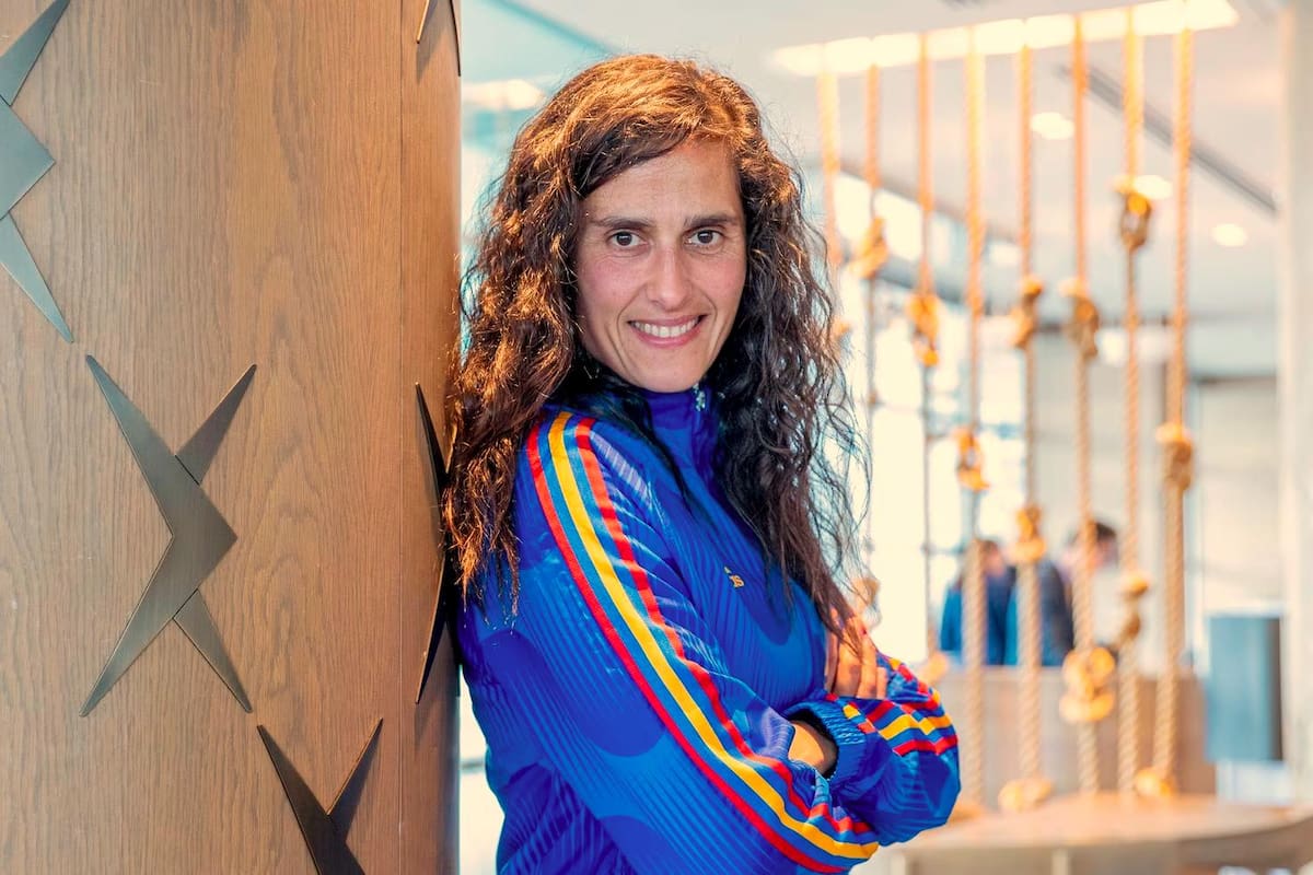 La designación de Montse Tomé marca un hito al ser la primera mujer en ocupar este cargo en la selección femenina española, pero su liderazgo y su capacidad para unificar al equipo serán cruciales en este nuevo capítulo del fútbol femenino español. Foto tomada de redes sociales/VANGUARDIA