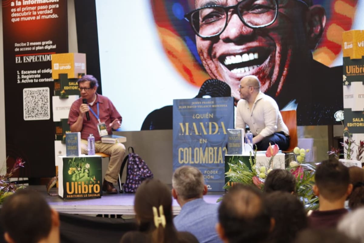 El periodista Pastor Virviescas fue el encargado de moderar el encuentro con Juan David Velasco, autor de '¿Quién mandan en Colombia?' | Foto Cortesía Javier Ferreira / UNAB