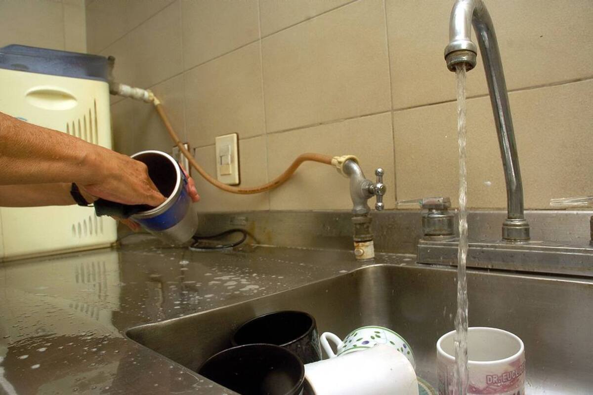 Una de las recomendaciones para ahorrar agua es no dejar la llave abierta cuando está enjabonando los platos. (Foto: Archivo / VANGUARDIA LIBERAL)