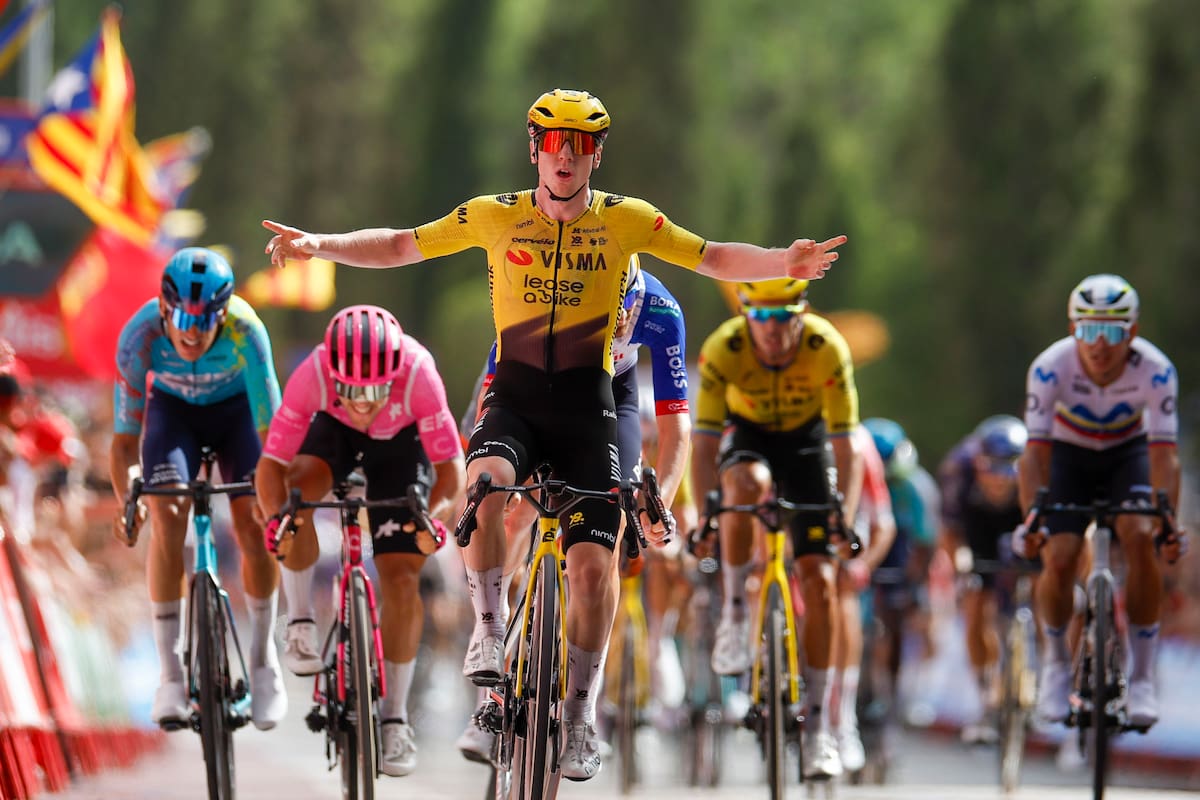 FOTODELDÍA - ROQUETES (TARRAGONA), 26/08/2026.- El ciclista británico Matthew Brennan (Visma Lease a Bike) celebra su victoria en la quinta etapa de La Vuelta a España, este miércoles, que se disputa entre Falset y Roquetes (Tarragona), la primera en territorio español, sobre un recorrido de 171 kilómetros. EFE/Javier Lizón