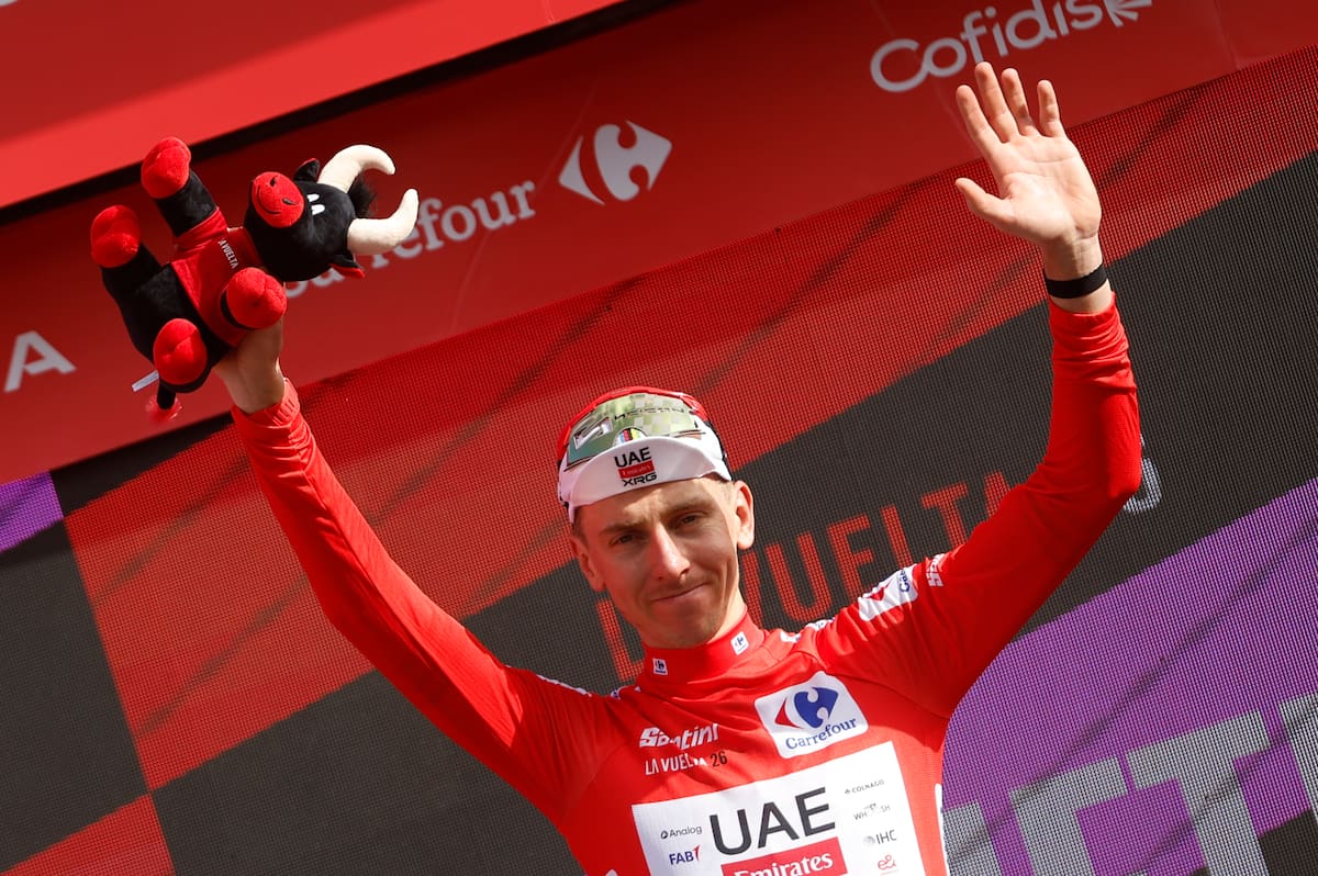 ROQUETES (TARRAGONA), 26/08/2026.- El ciclista esloveno del UAE Emirates Tadej Pogacar celebra en el podio tras mantener su maillot rojo de líder en la quinta etapa de La Vuelta a España, este miércoles, que se ha disputado entre Falset y Roquetes (Tarragona), la primera en territorio español, sobre un recorrido de 171 kilómetros. EFE/ Javier Lizón