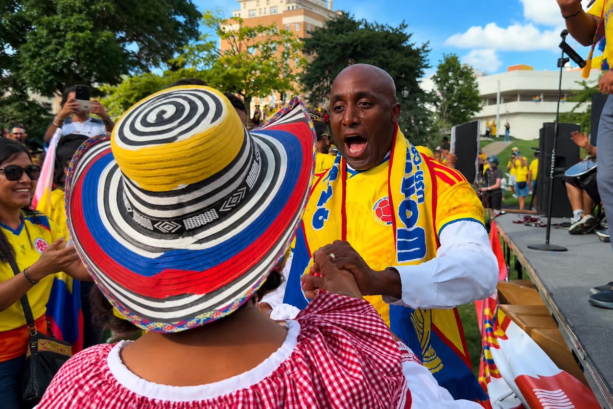 Quinton Lucas, alcalde de Kansas City, sorprendió al vestir la camiseta de la Selección Colombia y participar en el banderazo organizado por miles de hinchas antes del duelo frente a Ghana en el Mundial de 2026. Foto captura // Video X.