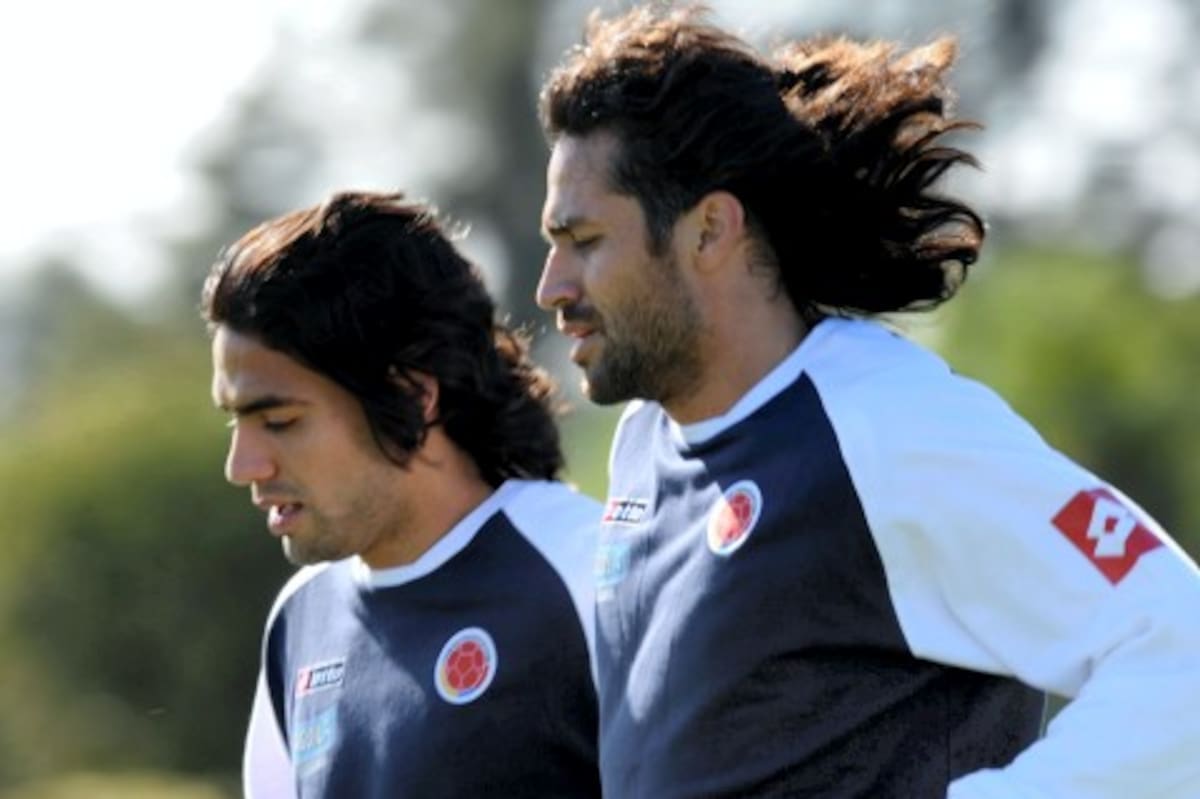 Radamel Falcao García, al fondo, y Mario Alberto Yepes durante la práctica de la Selección Colombia.