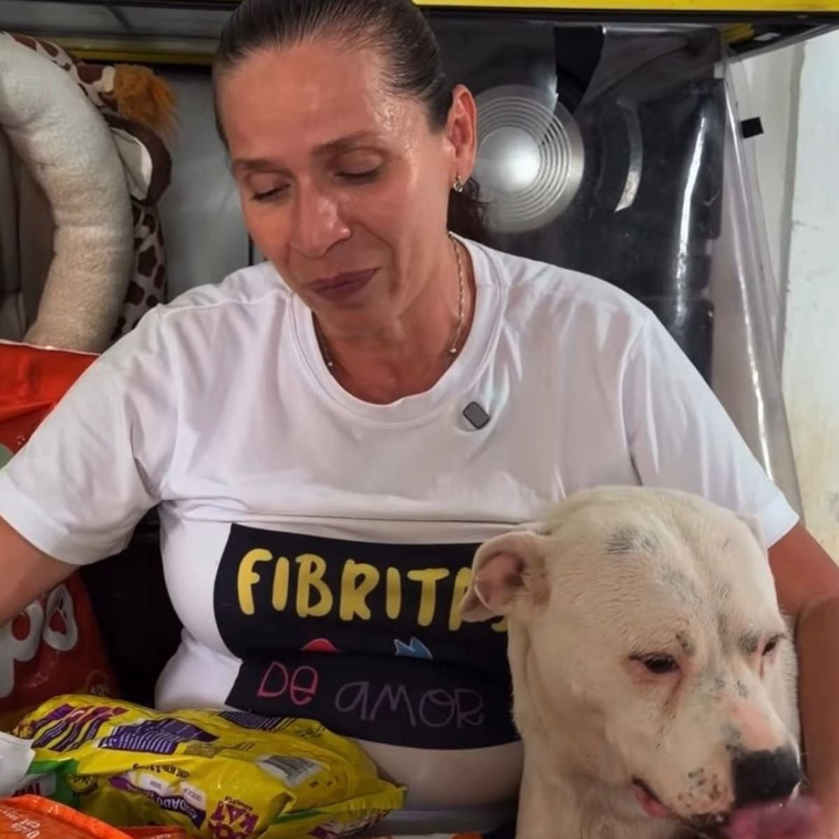 Martha, líder de la Fundación Fibritas de Amor, recibió 55 kilogramos de alimento de manos de la Subsecretaría de Ambiente de Bucaramanga.