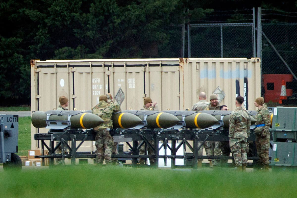 FAIRFORD (United Kingdom), 10/03/2026.- US military personnel and ground crew prepare explosive ordnance at RAF Fairford in the Cotswolds, Britain, 10 March 2026. British Prime Minister Keir Starmer has given approval for the US to take 'defensive' action against Iranian missile sites from UK airbases, and US Defense Secretary Pete Hegseth claimed the US will increase its attacks on Iran. (Reino Unido) EFE/EPA/TOLGA AKMEN
