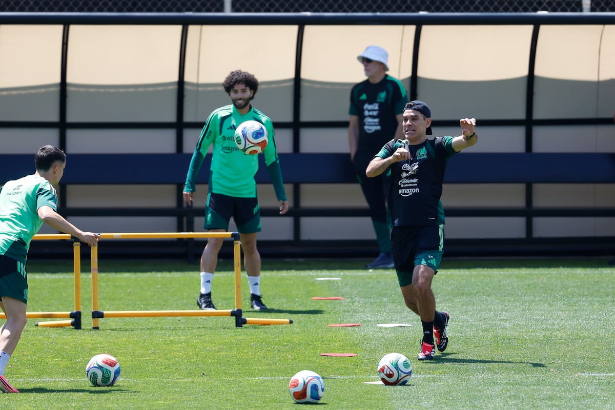 El nuevo director técnico de la selección mexicana de fútbol, Rafa Márquez (d). //Foto, EFE: Sashenka Gutiérrez