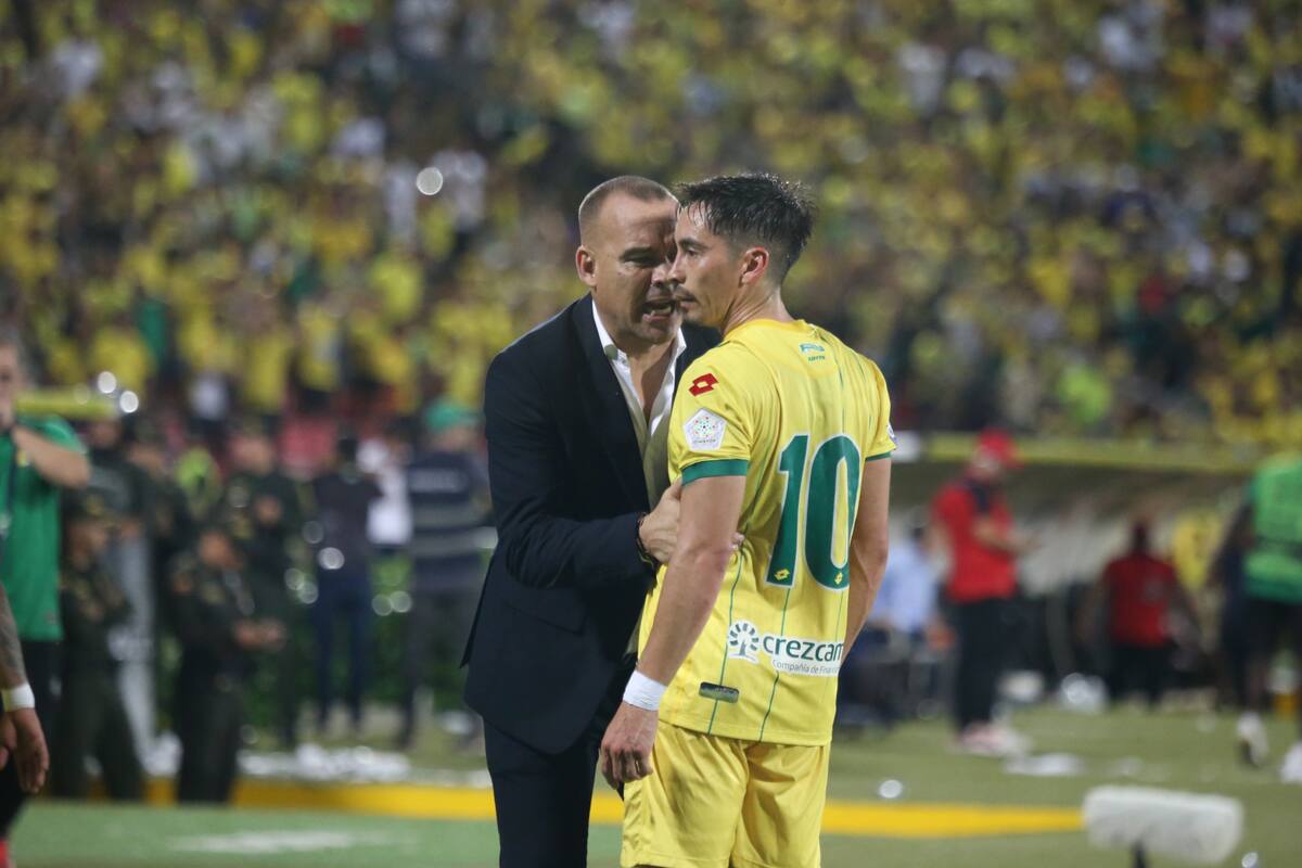 Rafael Dudamel y Fabián Sambieza en medio del compromiso de Atlético Bucaramanga contra Deportivo Pereira.