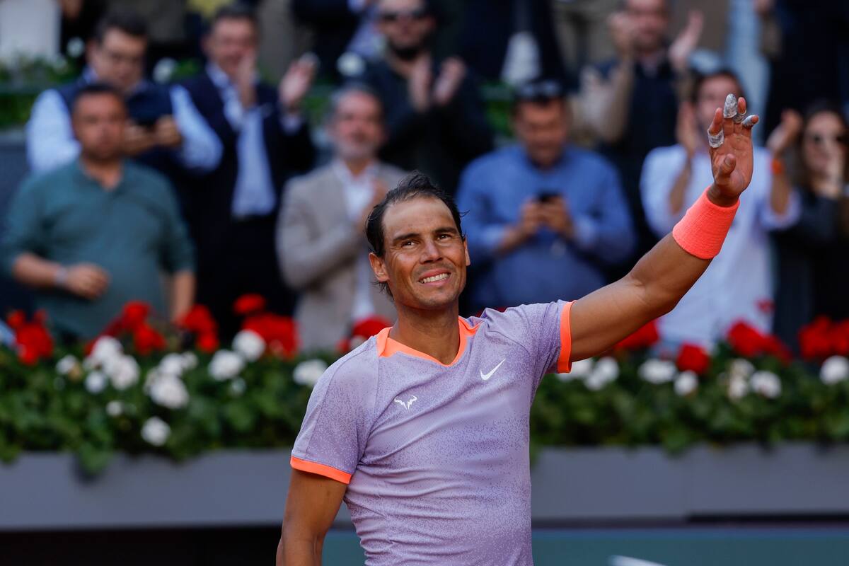 El tenista español Rafael Nadal celebra su victoria ante el estadounidense Darwin Blanch en el partido de este jueves del Mutua Madrid Open.