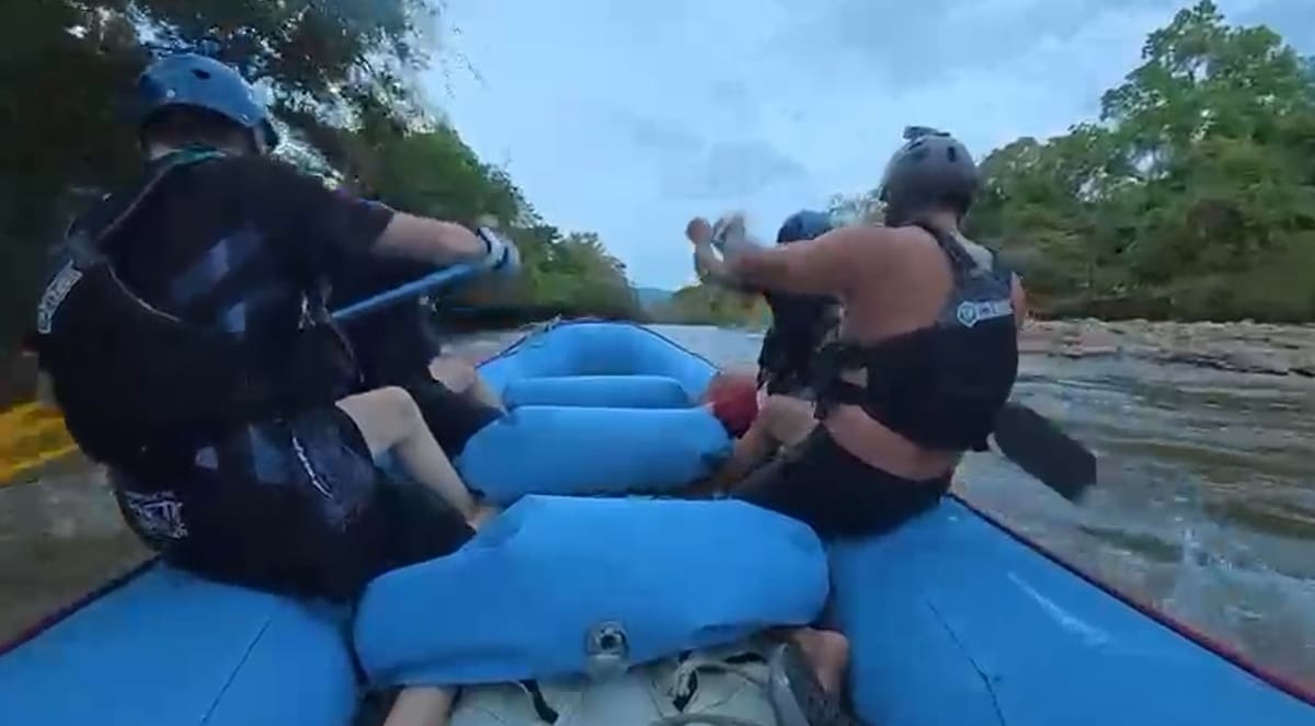 Mientras entrenan en las aguas del río Fonce, los deportistas locales buscan recursos para representar al país en Brasil.