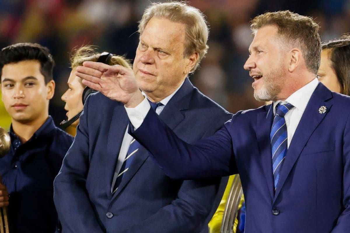 Ramón Jesurún presidente de la FCF y Alejandro Domínguez presidente de la Conmebol. Foto: EFE