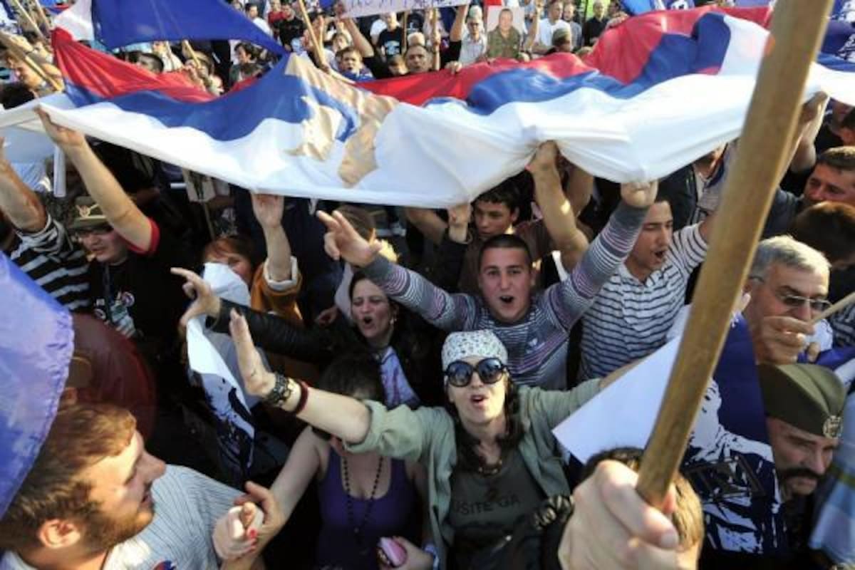 Miles de personas de todas las edades se manifestaron contra la captura y pronta extradición de Ratko Mladic.