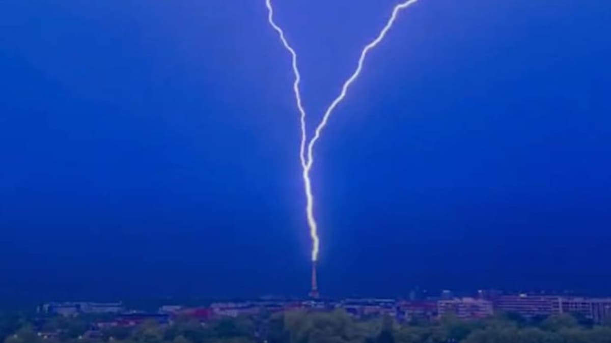 Un impresionante rayo golpeó la Torre Eiffel en medio de la tormenta que alivió la ola de calor mortal en Francia.