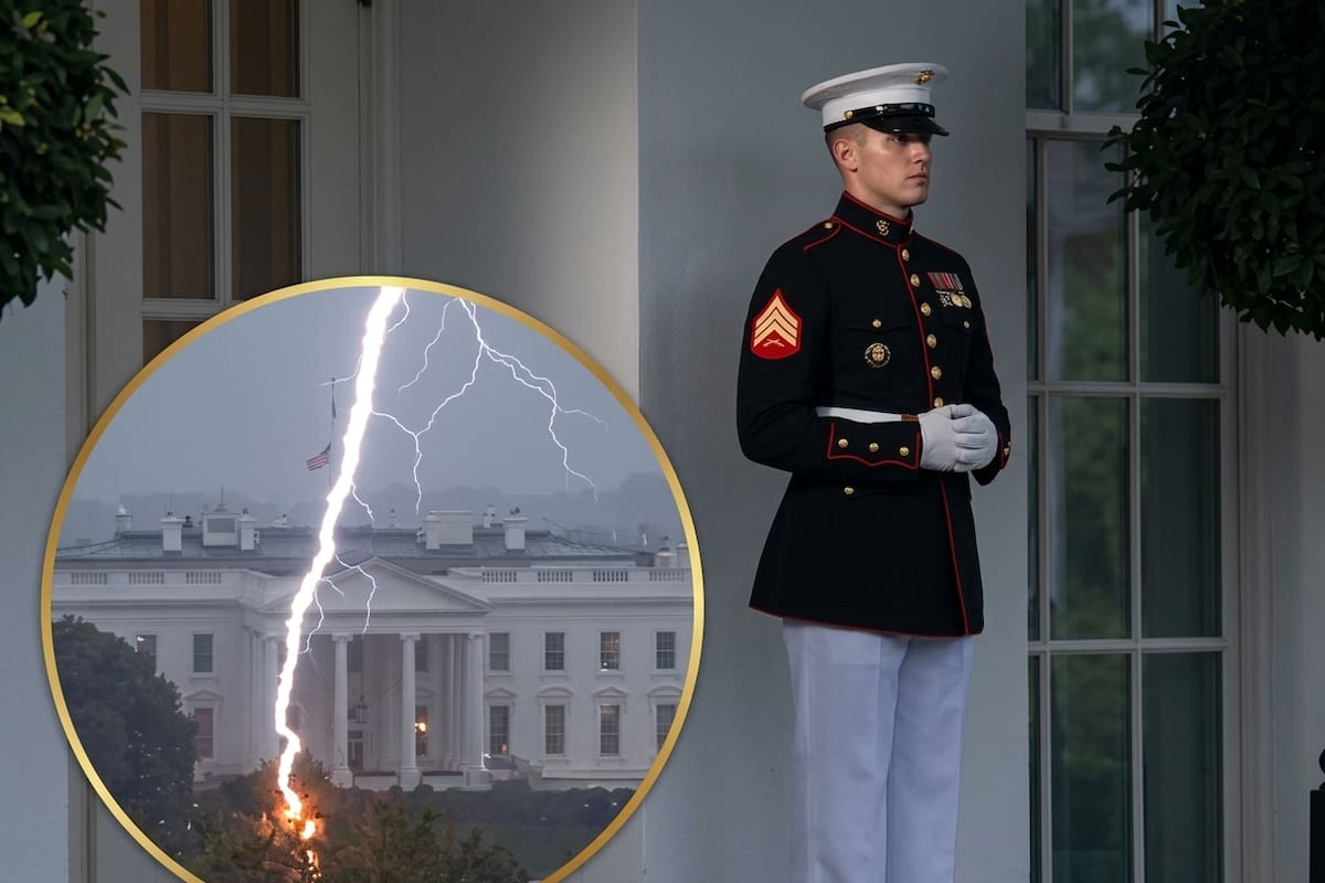 Un rayo cae muy cerca de la Casa Blanca mientras el centinela de los Marines se mantiene en su puesto.