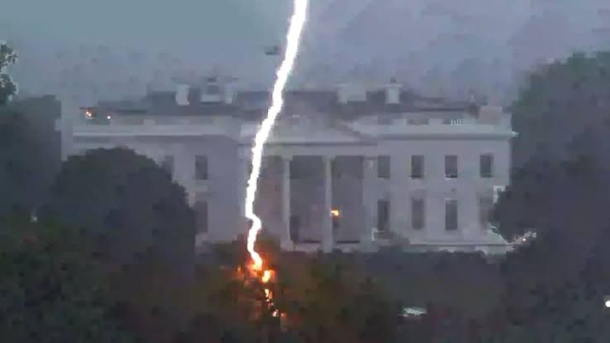 Un video viral muestra a un centinela del Cuerpo de Marines de Estados Unidos manteniendo la compostura tras la caída de un potente rayo cerca de la Casa Blanca en Washington, D.C