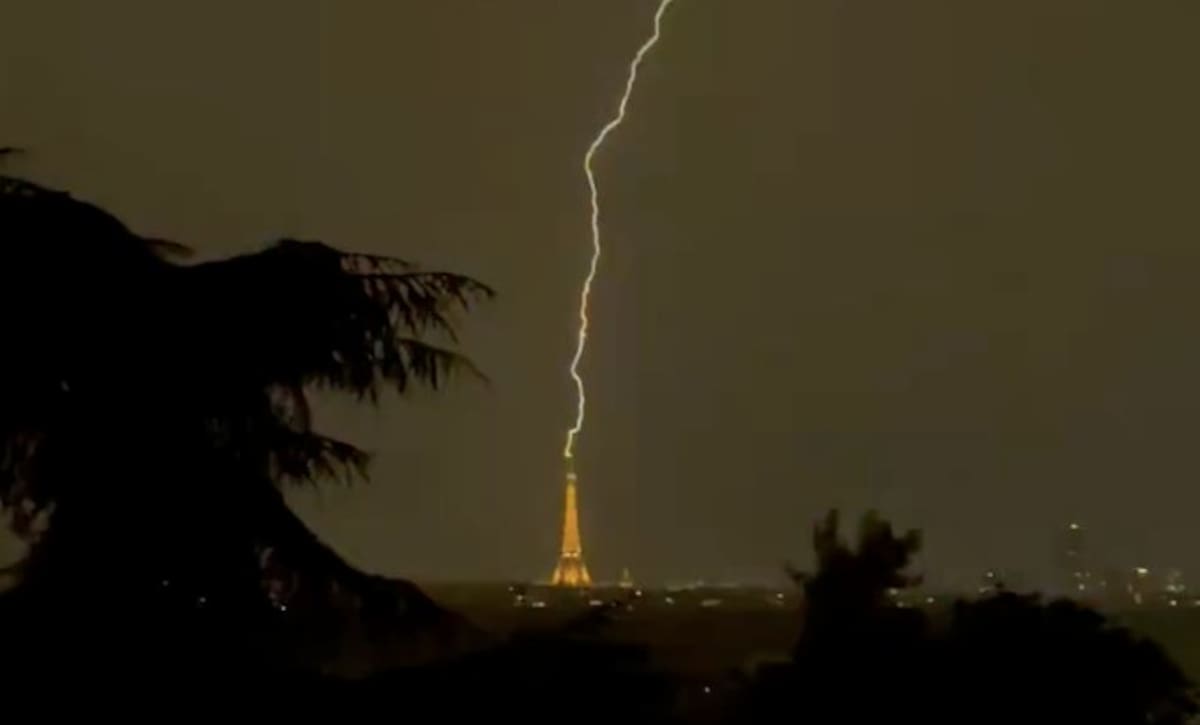 Impactante video: Un rayo golpea la histórica Torre Eiffel durante una tormenta en París,