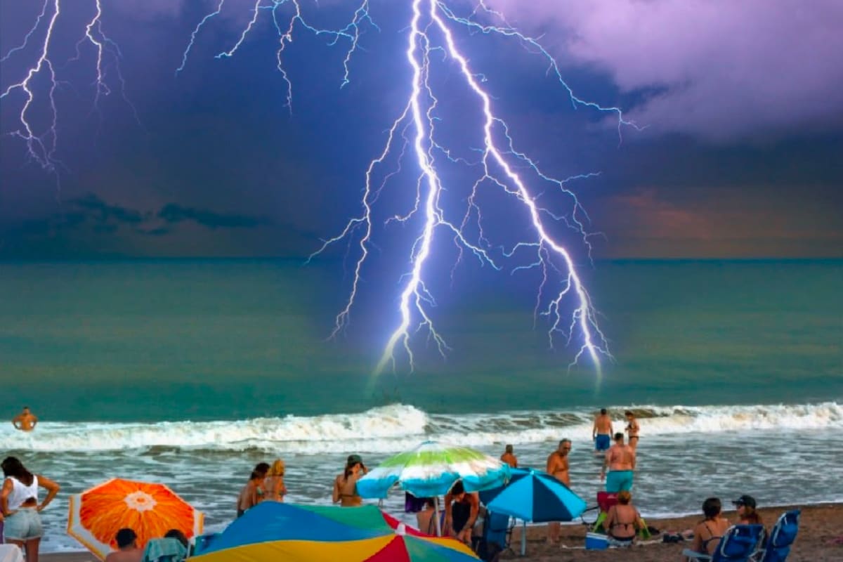 | Un hombre murió y tres de sus familiares resultaron heridos luego de que un rayo cayera en una playa de Fort Myers, Florida, mientras nadaban. Autoridades piden precaución ante las tormentas de verano.