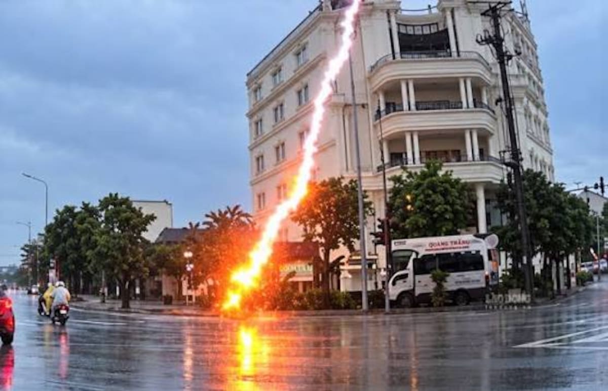 😱 Impactante momento en Vietnam: una mujer de 47 años fue alcanzada por un rayo mientras conducía su moto durante una tormenta eléctrica. El hecho quedó registrado en video y la motociclista tuvo que ser trasladada a un hospital.
