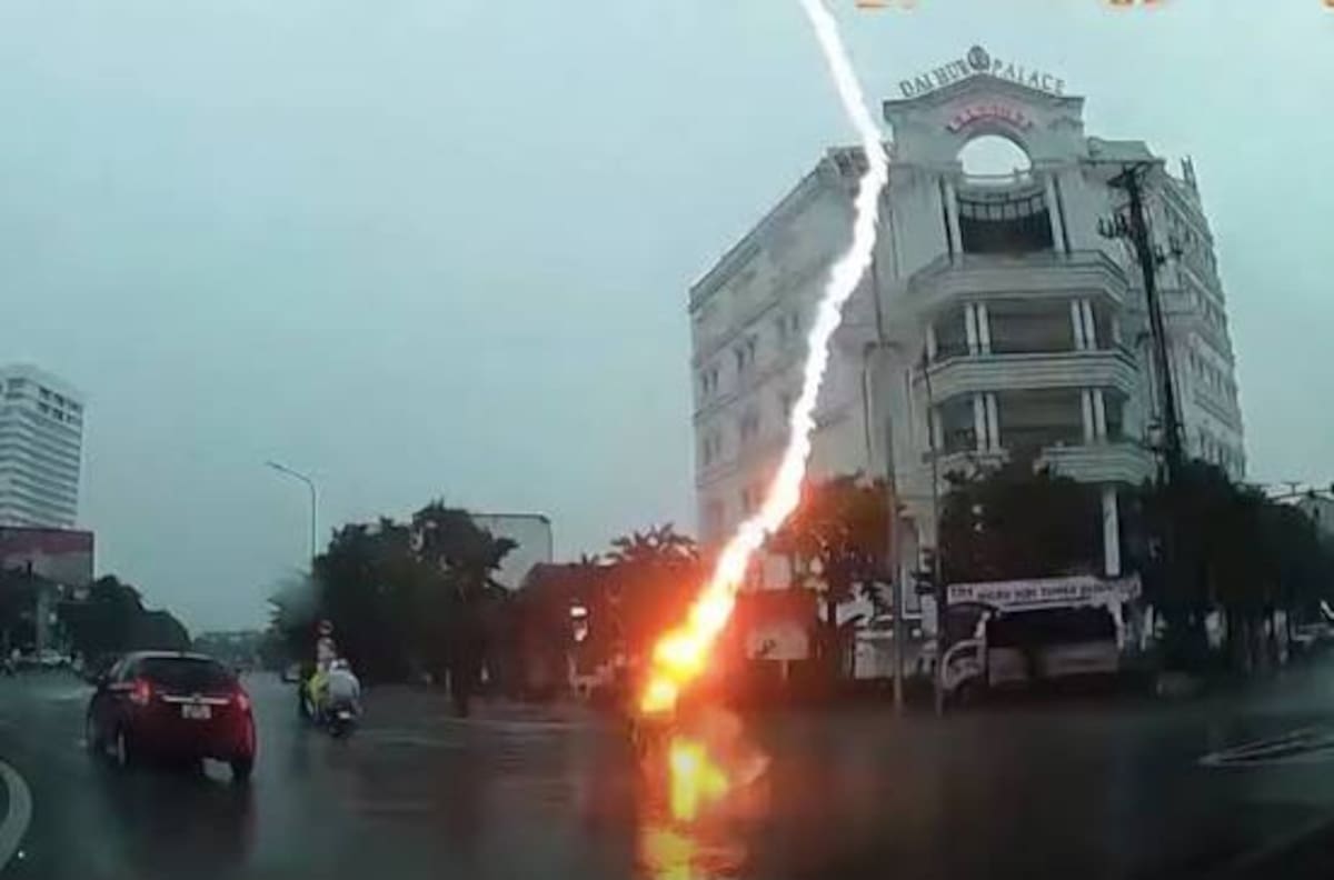 Una mujer es alcanzada por un rayo, mientras conducía su motocicleta en Vietnam.