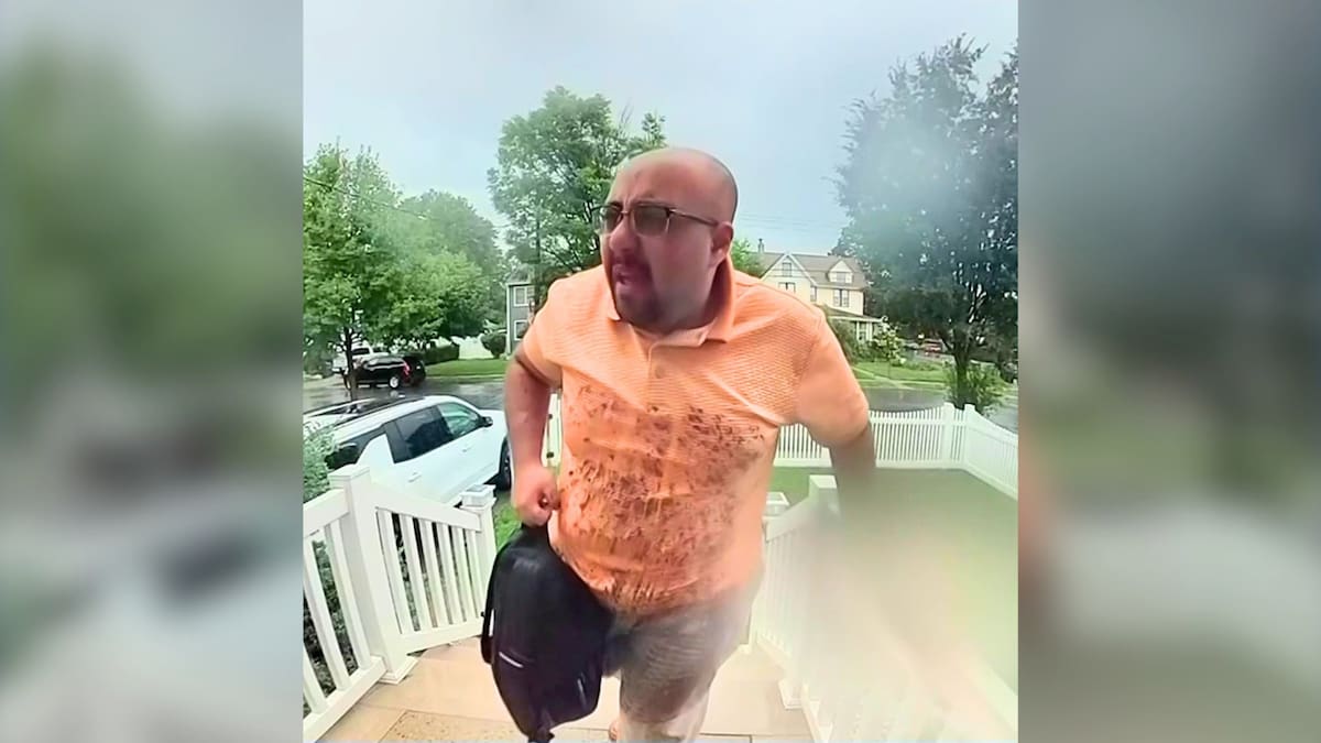Una cámara de vigilancia captó el instante en que Thomas Fahmoi fue alcanzado por un rayo mientras caminaba hacia su vehículo en Staten Island, Nueva York.